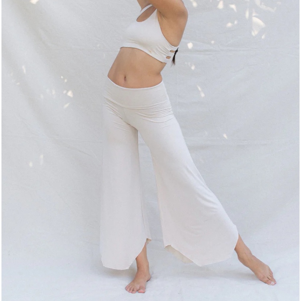 Indigo Luna Layla flares in pearl S